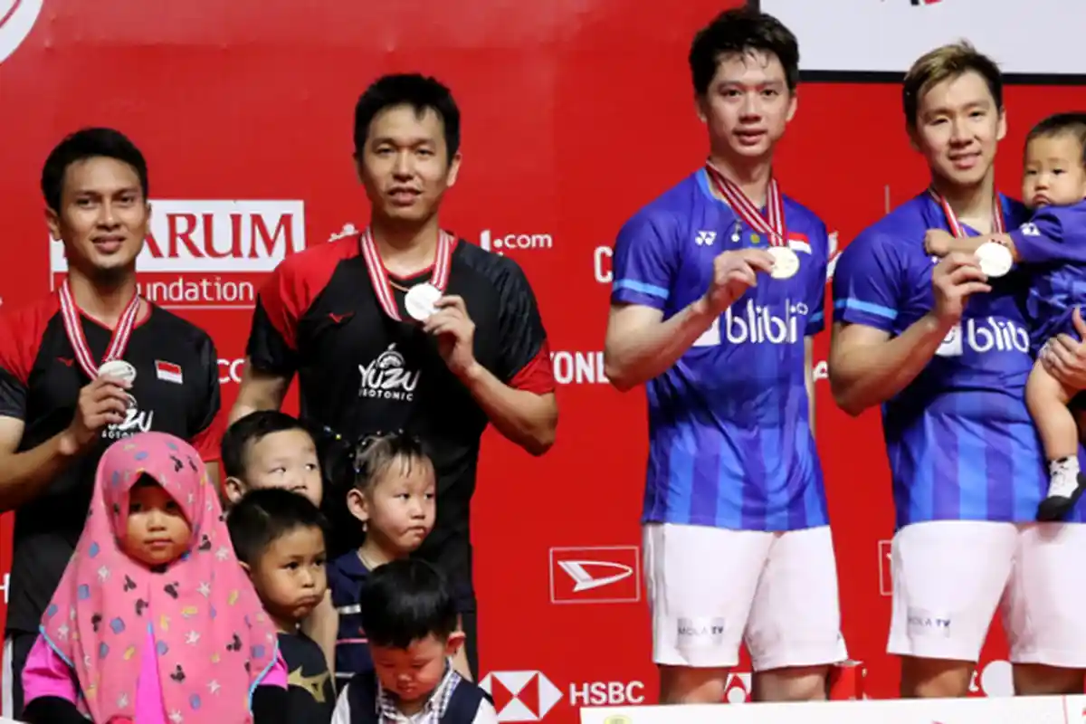 Momen Lucu di Podium Indonesia Masters 2020: Ulah Putra Ahsan Ini Bikin Ngakak, Ingin Temani Kevin?