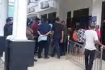 Warga-mengantre-di-depan-pintu-kantor-Disdukcapil-Deli-Serdang.jpg