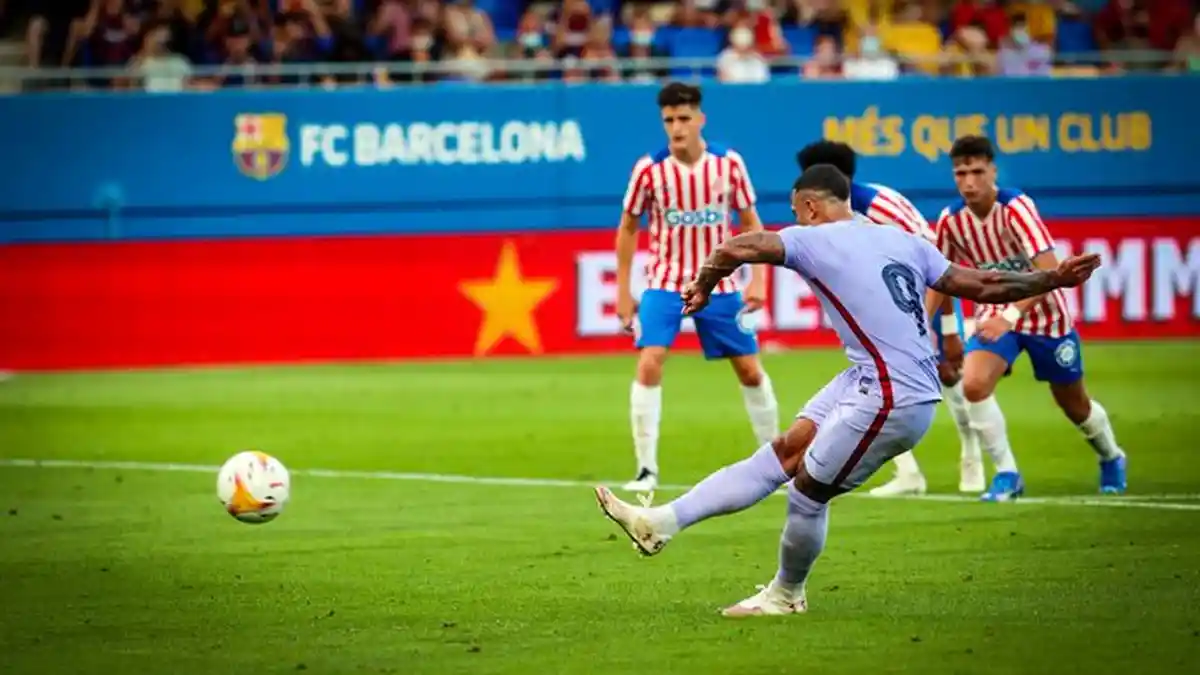 Tampil Apik di Pramusim, Memphis Depay Cetak Gol Perdana di Barcelona Lewat Titik Putih