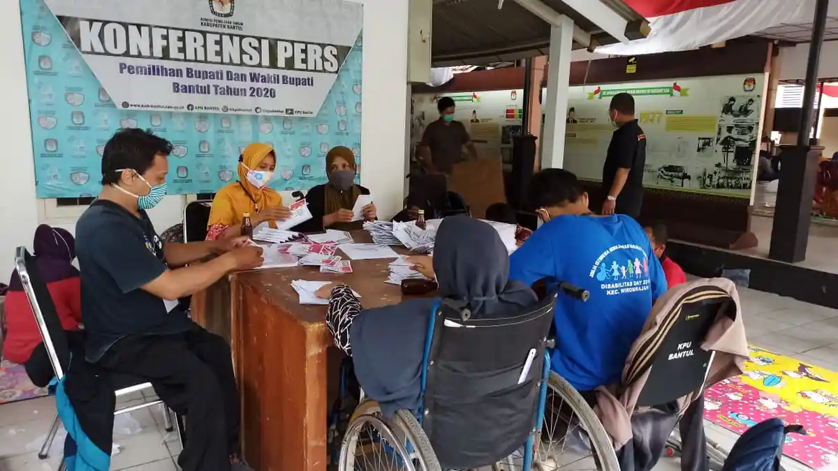 KPU Bantul Libatkan Penyandang Disabilitas Saat Proses Sortir dan Lipat Surat Suara