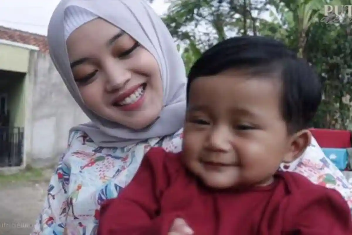 Dulu Bayi Dalam Foto Dibicarakan Usai Ibunya Meninggal, Begini Potret Terbarunya, Rambutnya Panjang