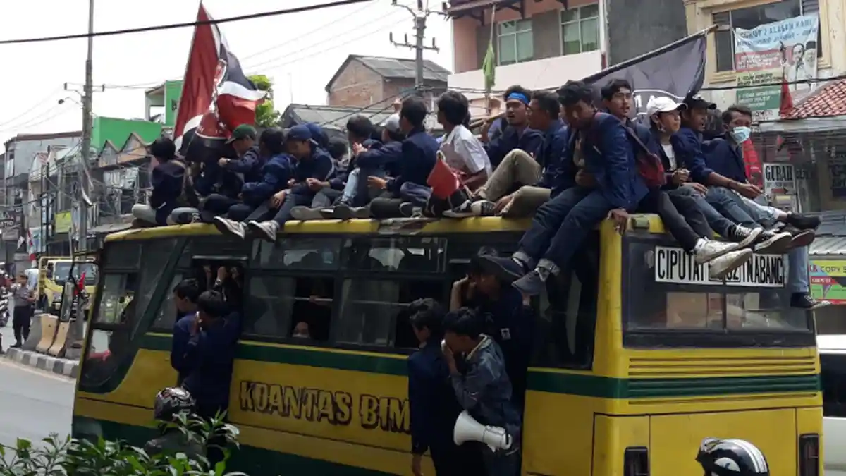 Mahasiswa UIN Jakarta Mulai Bergerak ke Gedung DPR RI