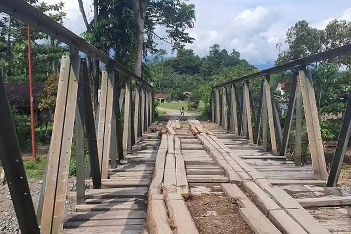 Mengkhawatirkan! Warga Bonehau Mamuju Minta Jembatan Hinua Segera Diperbaiki