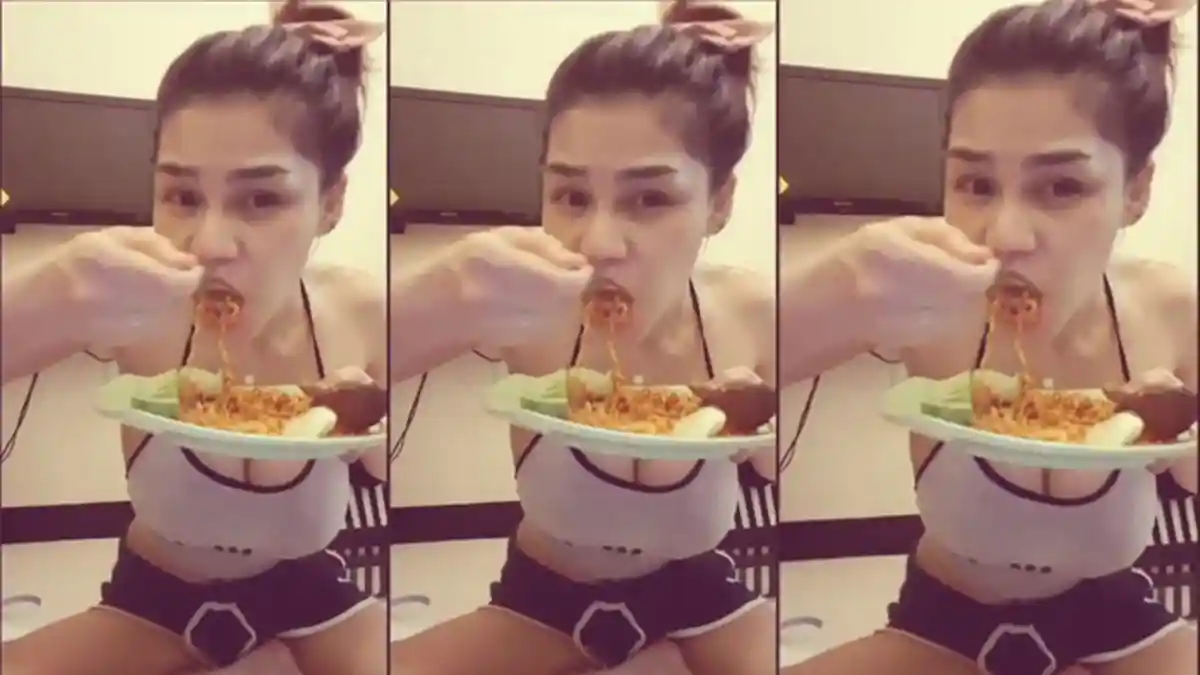 Dj Butterfly Makan Mie Goreng Lauk Buah Salak dan Timun, Netizen: Ternyata Ini Resepnya Biar Gedhe