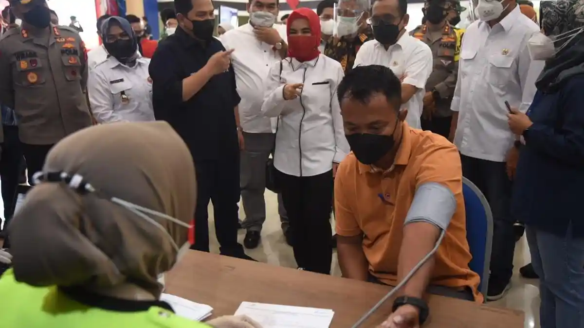 Terus Percepat Herd Immunity, 3 Menteri Tinjau Vaksinasi COVID-19 Warga Cepu di PEM AKAMIGAS