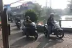 Hindari Penyekatan, Pengendara Motor Lewat Jalan Tikus
