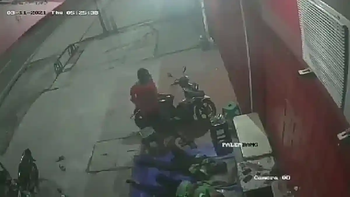 Pria Baju Merah Tertangkap CCTV Ambil HP Driver Ojol  yang Tengah Tertidur Pulas di Pinggir Jalan