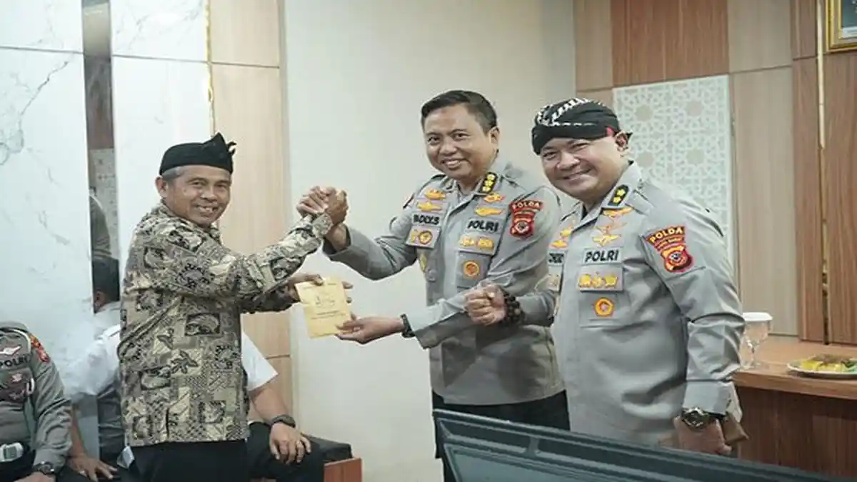Modal Ringan, Harapan Besar: Petani Jagung Nagrek Terima Bantuan Primkoppol Polda Jabar