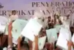 Presiden Jokowi Membagikan Sertifikat Tanah