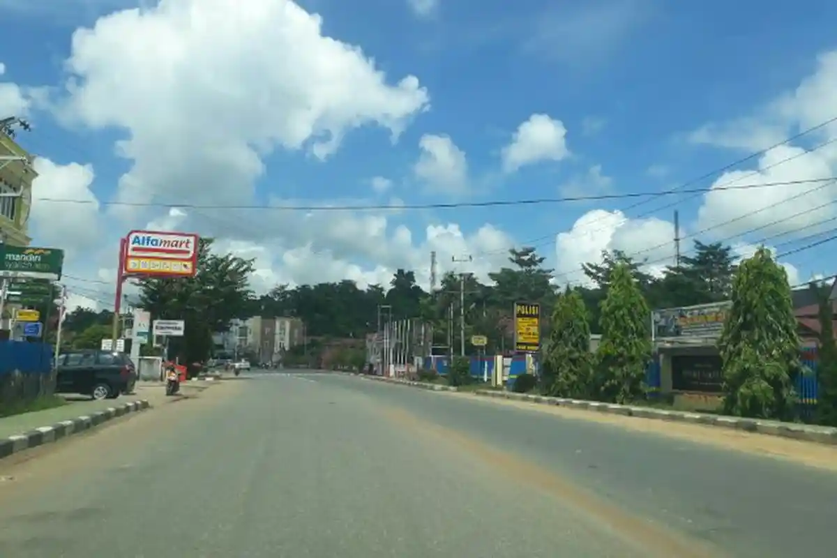 Saat Ini, Arus Lalu Lintas Di Jalan Jenderal Sudirman Lengang