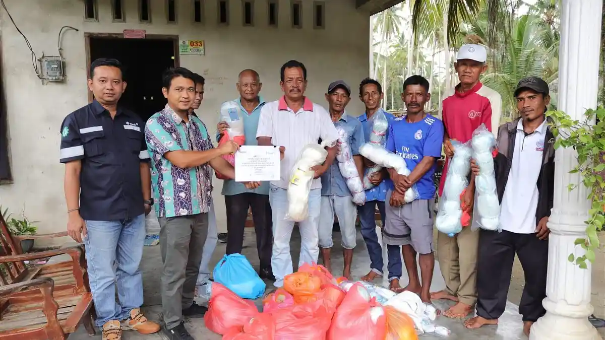 PT Timah Beri Bantuan Jaring kepada Kelompok Nelayan KUB Sungai Daud Kundur Barat