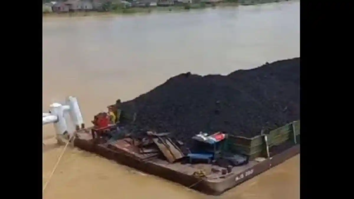 Empat Tiang Vender Dihantam Tongkang yang Tabrakan dengan Jembatan Aur Duri 1 Jambi