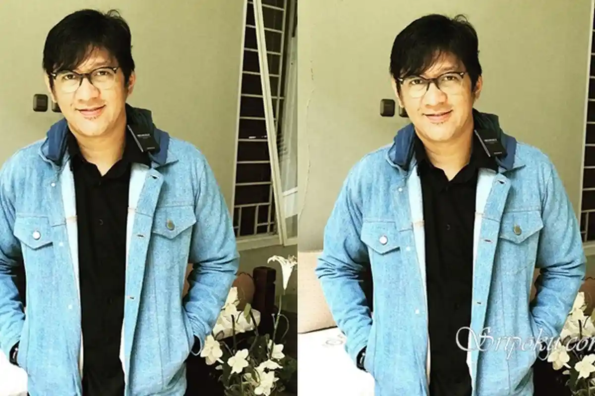 Pakai Kemeja & Berdasi, Begini Gaya Andre Taulany Saat Lakukan Kiki Challenge, Netizen: Awas Encok