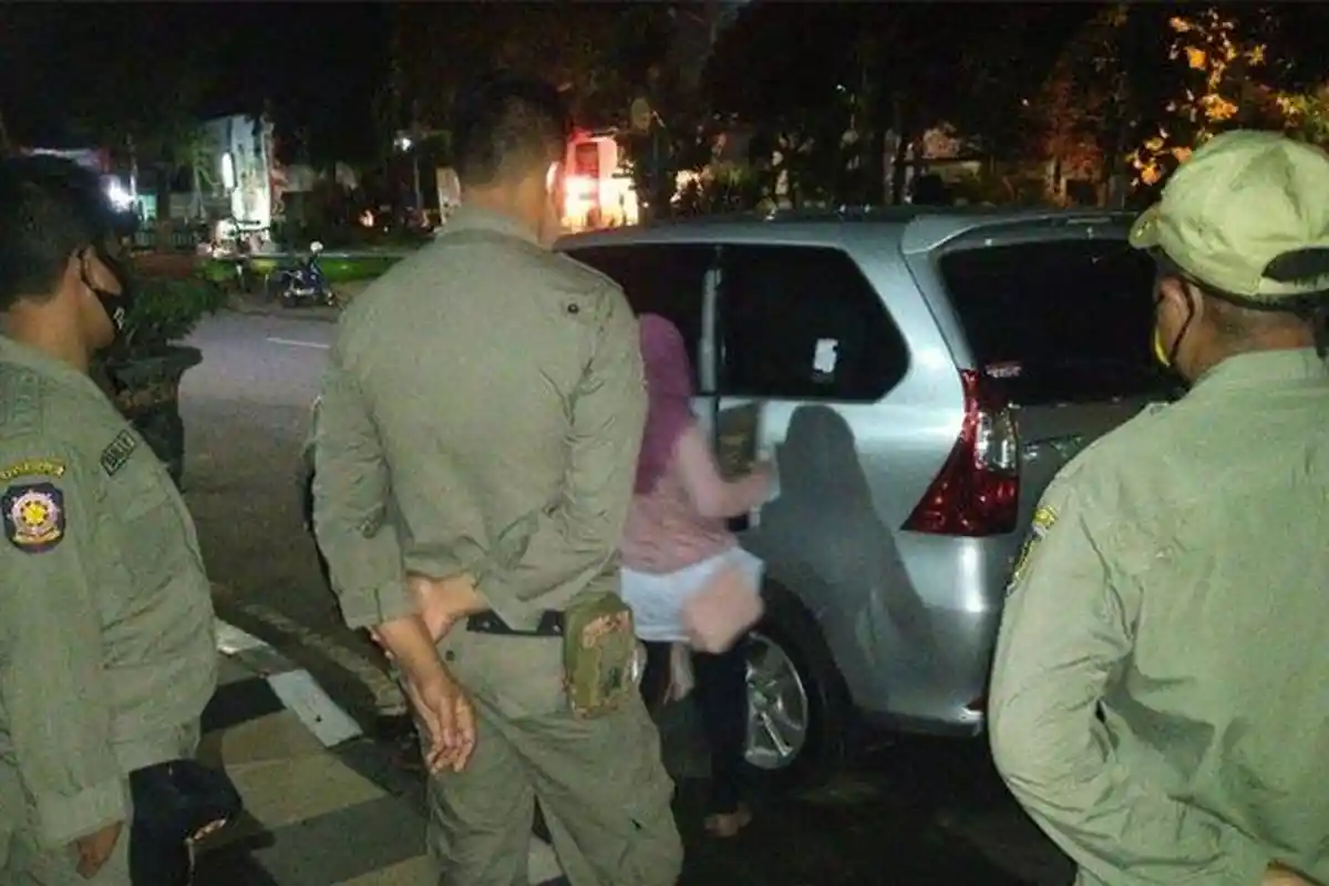 Mobil Goyang di Parkiran, Ternyata Isinya Pasangan Selingkuh PNS dan IRT