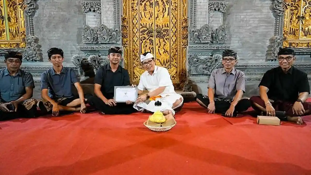 Penghargaan Tertib Administrasi Kependudukan Kepada Ahli Waris di Sading - Tribun-bali.com
