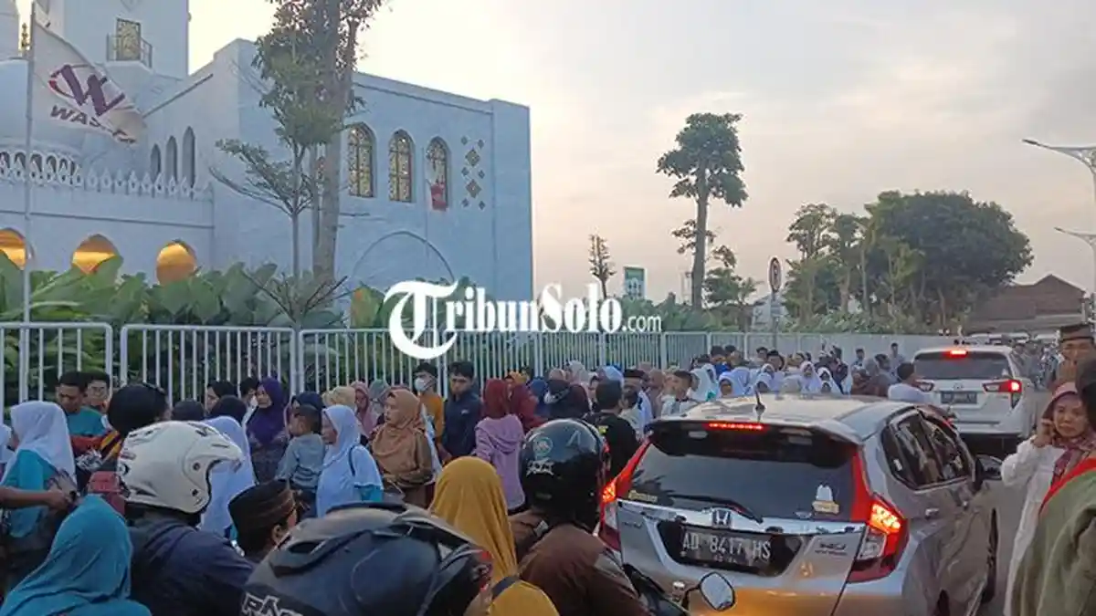 Area Timur Masjid Sheikh Zayed Diminta Steril dari Lahan Parkir, Lalu Lintas Malah Jadi Semrawut