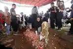 pemakaman-mantan-aktor-cilik-cecep-reza-bombom_20191120_160635.jpg