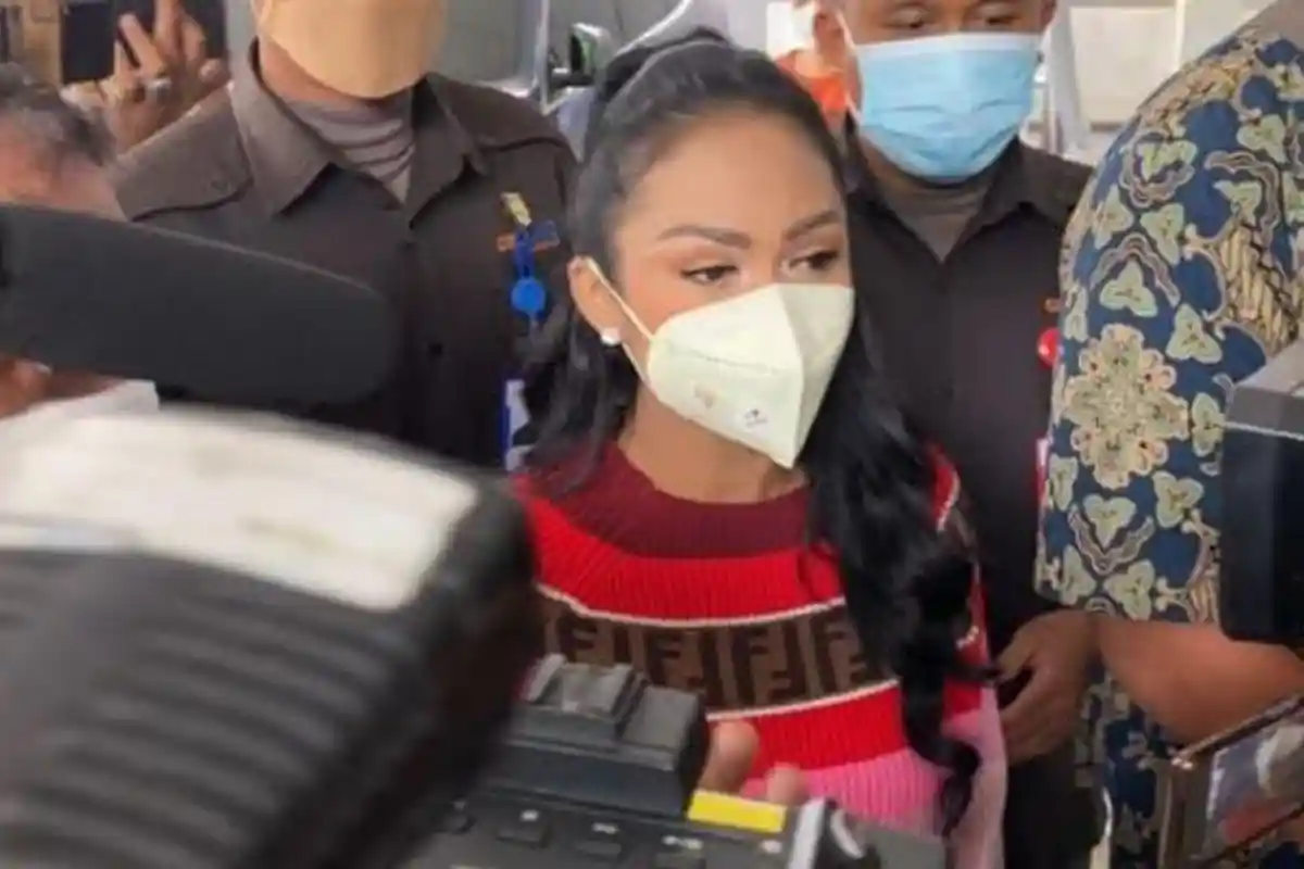 Krisdayanti Terlihat Bahagia Saat Kembali Jenguk Sang Cucu, Kabarkan Kondisi Aurel Hermansyah