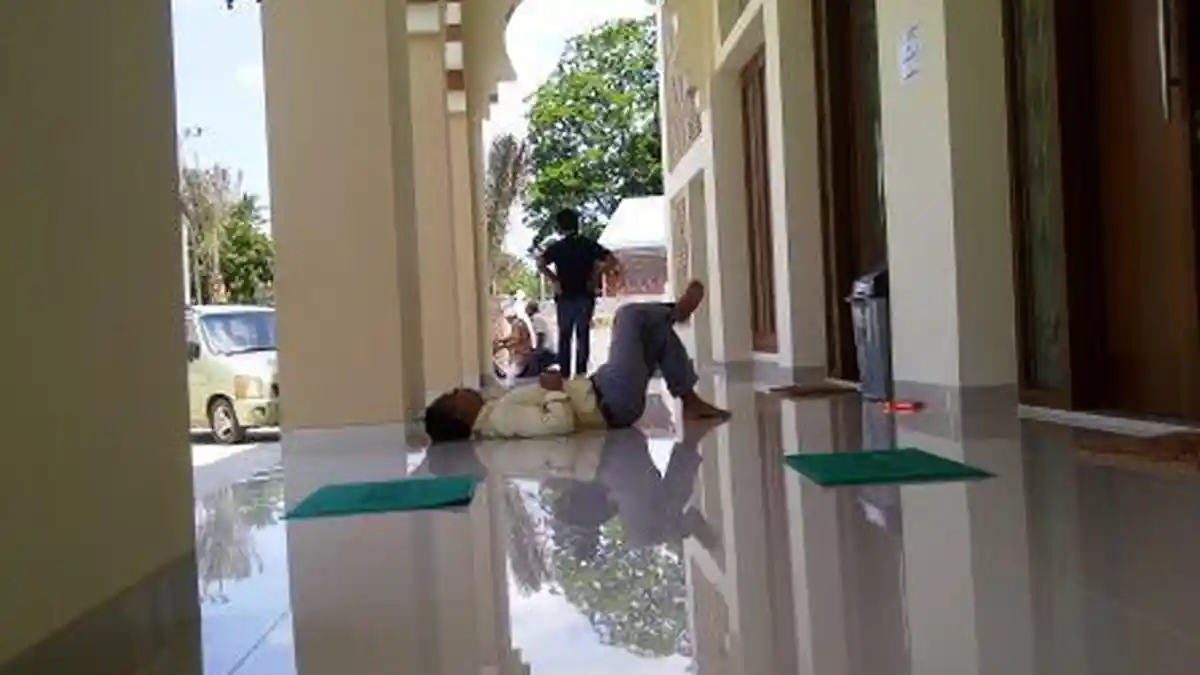 Nyamannya Istirahat Siang di Masjid Bergaya Maroko