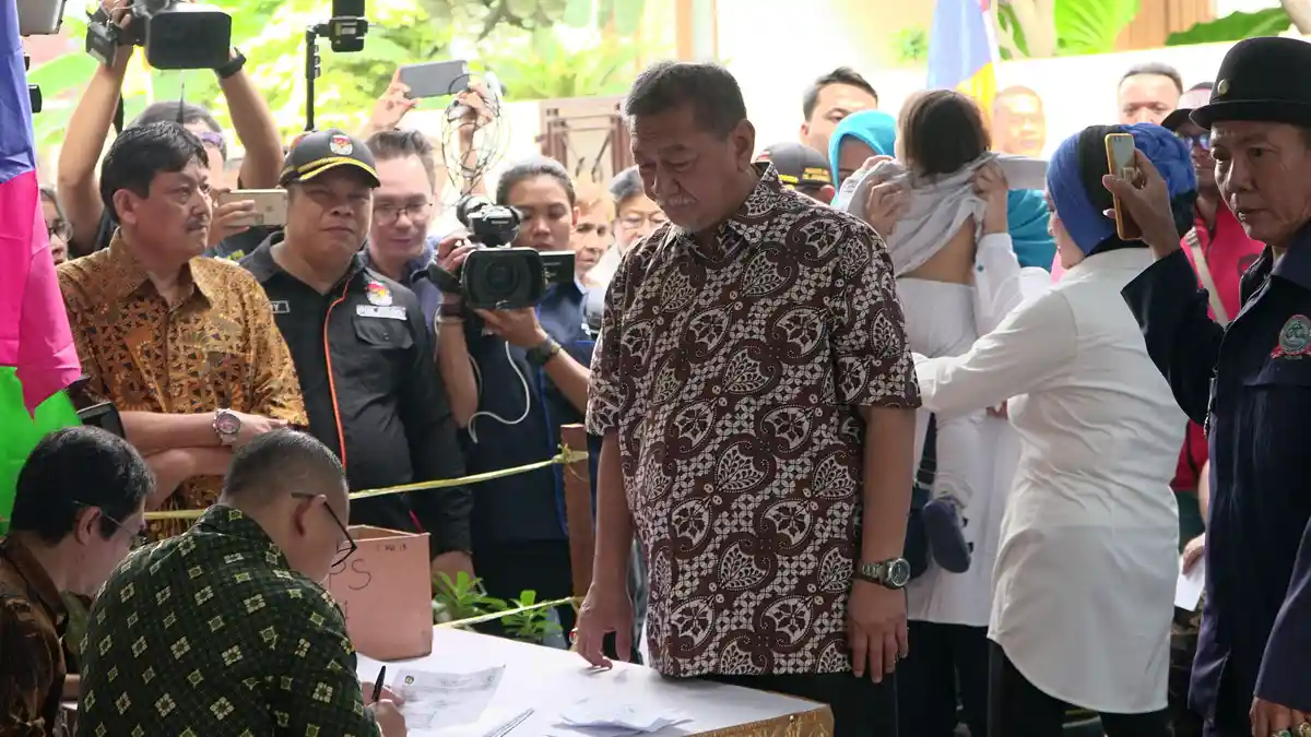 Deddy-Dedi Kalah, Ketua DPD Demokrat Jabar Menangis Sambil Peluk Deddy Mizwar