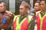 Kedua-tersangka-menuju-mobil-tahanan-Kejari-Lamongan-dibawa-Lapas-Lamongan.jpg