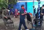 anggota-satpol-pp-karanganyar-mengangkat-kursi-yang-disediakan-bagi-tamu-saat.jpg