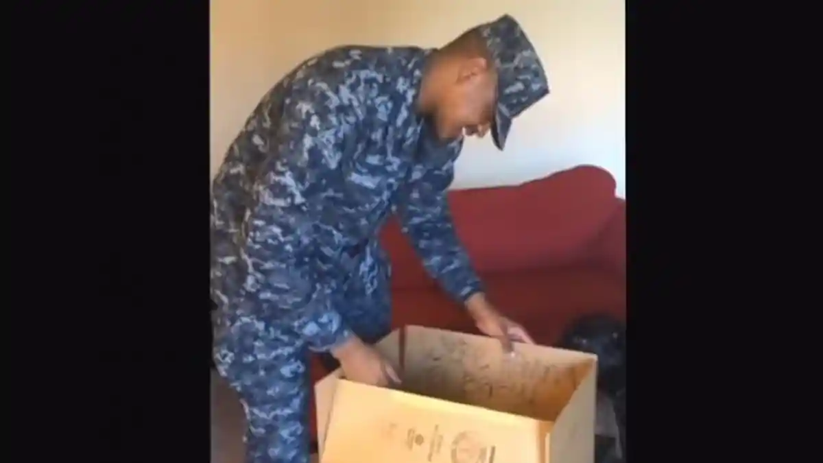 (VIDEO) Dua Bulan Bertugas di Medan Perang, Tentara Ini Menangis Dapat Hadiah Kejutan si Istri!