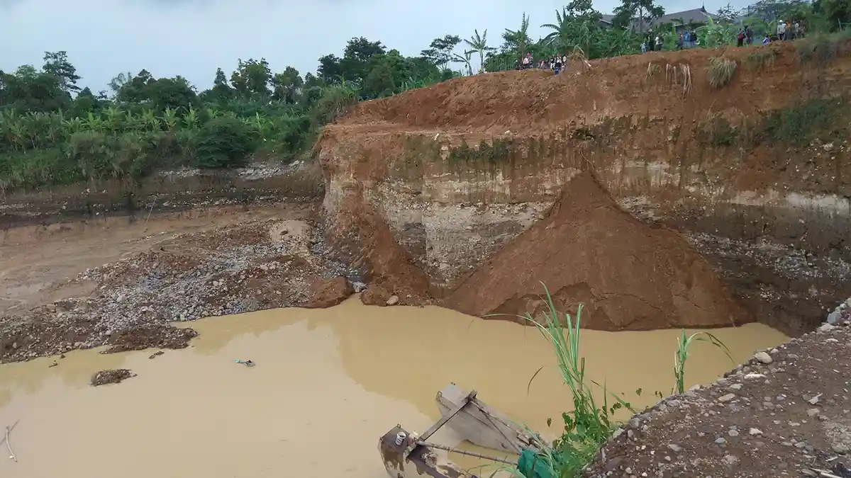 Galian Pasir di Cianjur Longsor, Seorang Operator Mesin Tertimbun, Hingga Malam Ini Belum Ditemukan