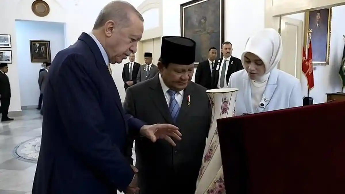 Momen Prabowo dan Erdogan Saling Tukar Cenderamata di Istana Bogor