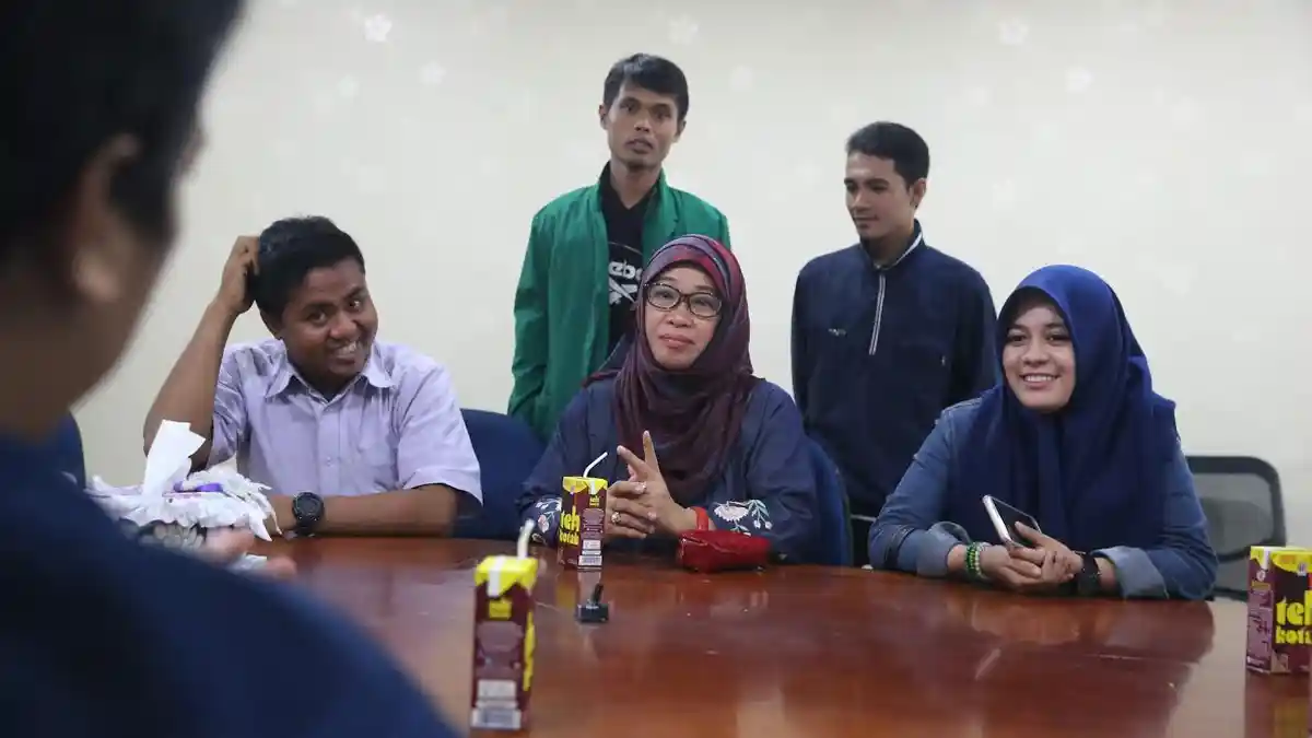 FOTO: Kajur Ilmu Komunikasi UIN Berkunjung ke Tribun Timur