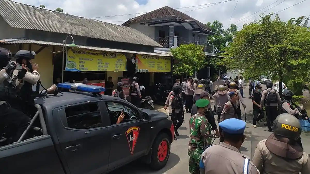 Ingin Beri Dukungan pada Saksi dalam Sidang di PN Karanganyar, Kerumunan Warga Dibubarkan Polisi