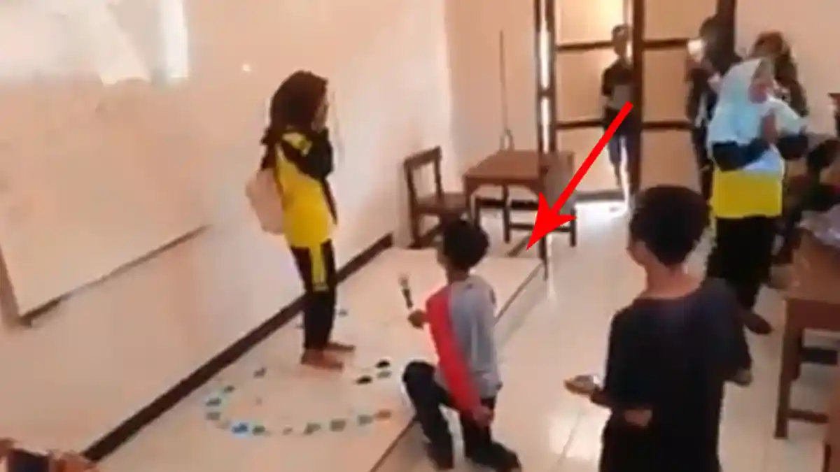 Viral Bocah SD Nembak Cewek di Kelas, Si Cowok Berikan Bunga Malah Temannya yang Heboh, Ngelus Dada!