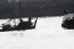 Tarik Bangkai Kapal di Pelabuhan Muara Baru 