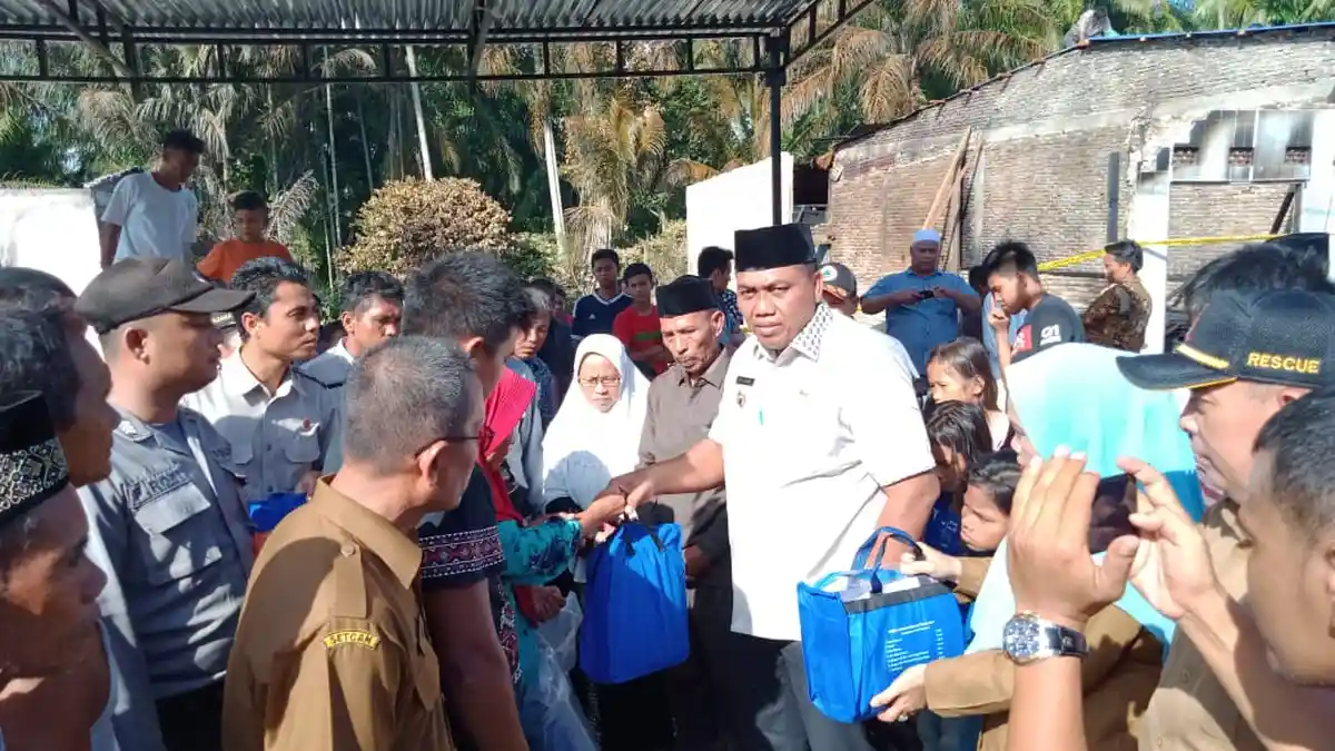 Korban Kebakaran Lipat Kajang Bawah Dapat Bantuan Masa Panik dari Pemkab Aceh Singkil