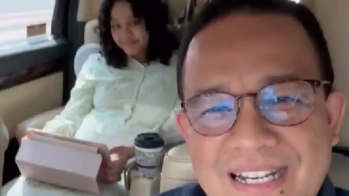 Tanpa Sopir, Anies Baswedan Jemput Cucu Pertama Pulang ke Rumah