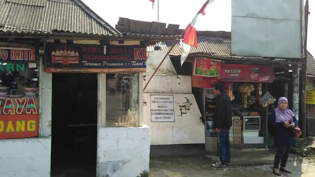 Ada Tugu Peringatan Proklamasi di Sebelah Warung dan Restoran Padang