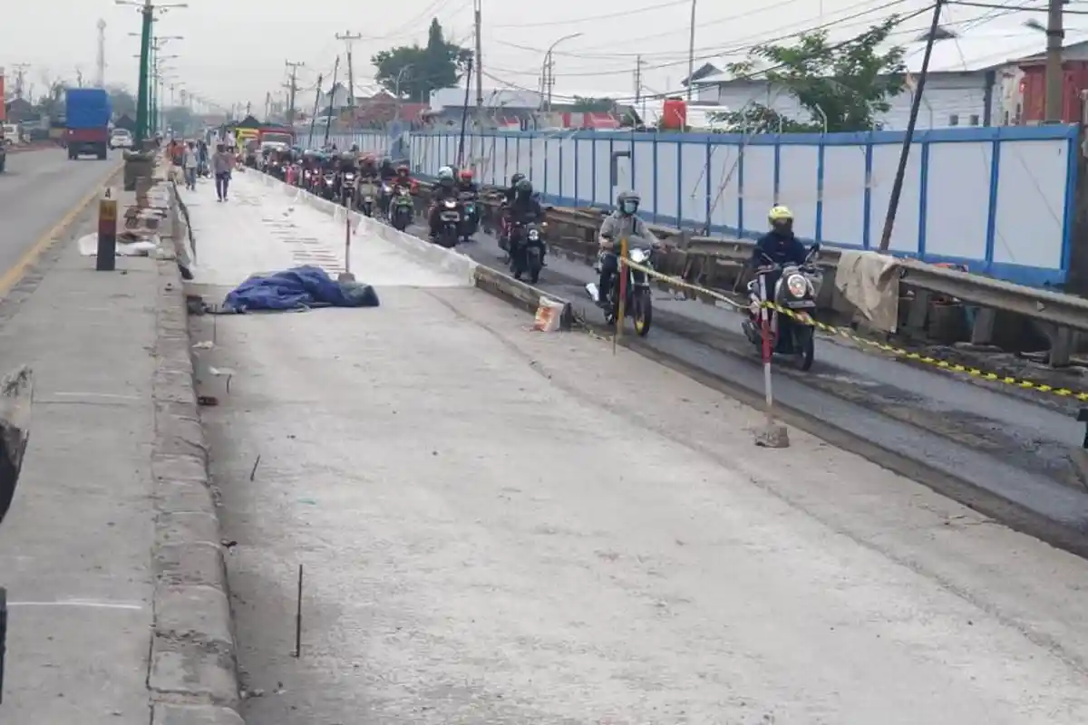 Lalulintas Jalan Pantura Semarang-Demak Macet Gara Gara Pengecoran, Polisi Berlakukan Contra Flow
