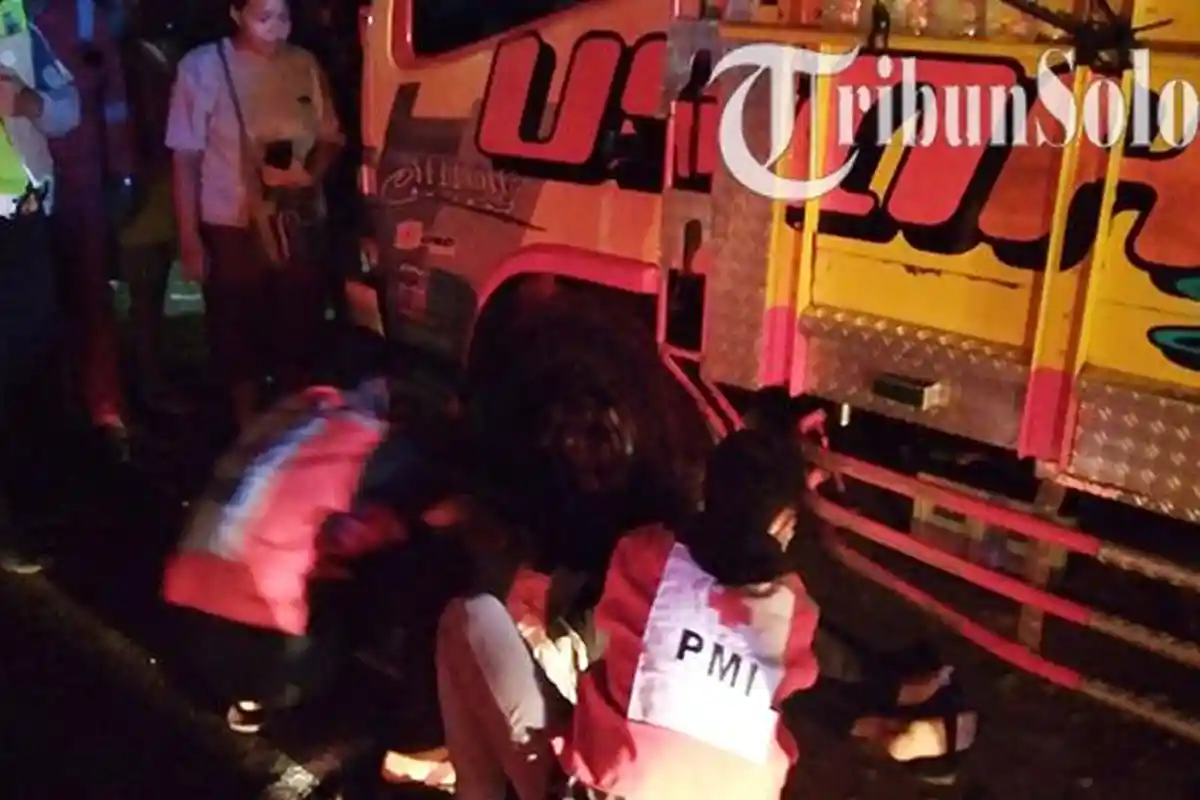 Tak Fokus Geber Motor Vega R, Pria di Sragen Tabrak Truk yang Terparkir, Sempat Tak Sadarkan Diri