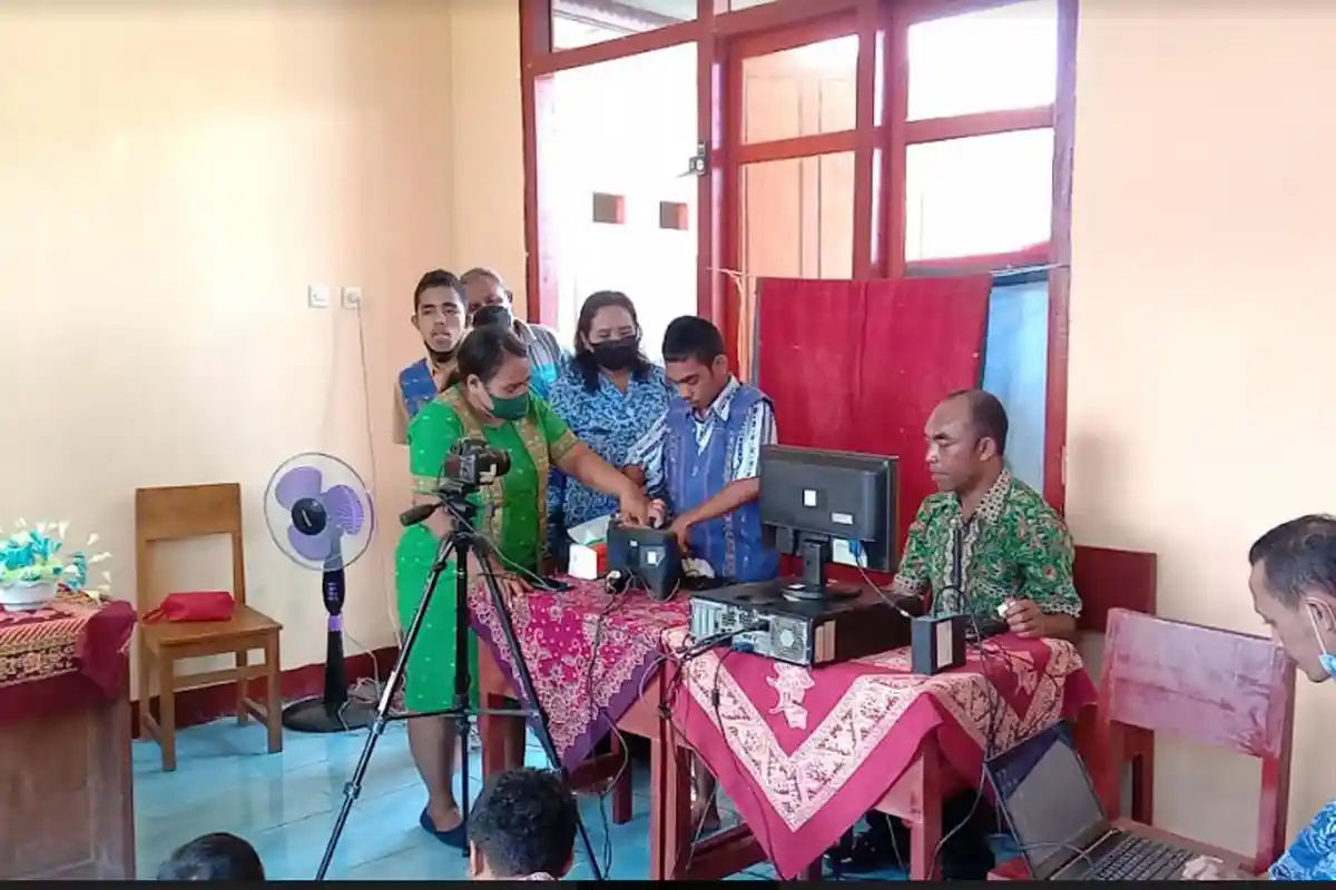 Dekatkan Pelayanan Dokumen Kependudukan, Tim Dukcapil Matim Datangi Siswa SLBN Borong