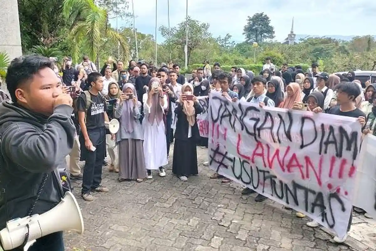Ratusan Mahasiswa Demo Rektorat Unand Terkait Pelecehan, Teriakan 'Ganyang Predator' Menggema