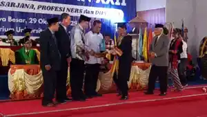 Gubernur-NTB-Lalu-Iqbal-menghadiri-wisuda-Universitas-Samawa-Unsa.jpg