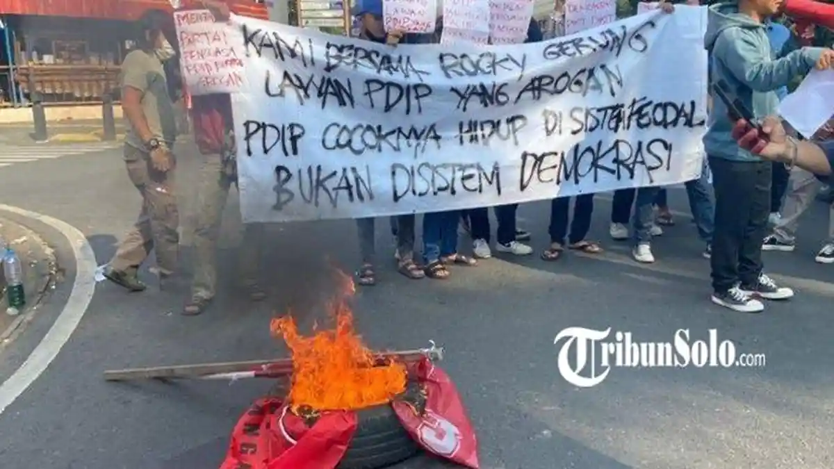 Bendera PDIP Dibakar Pendukung Rocky Gerung, FX Rudy Minta Kader Jangan Terprovokasi