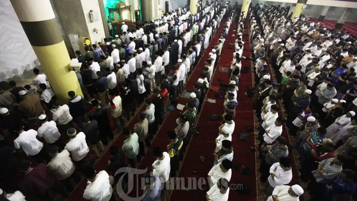 Niat dan Bacaan Sholat Subuh Lengkap Beserta Doa Qunut Dalam Bahasa Arab dan Terjemahan