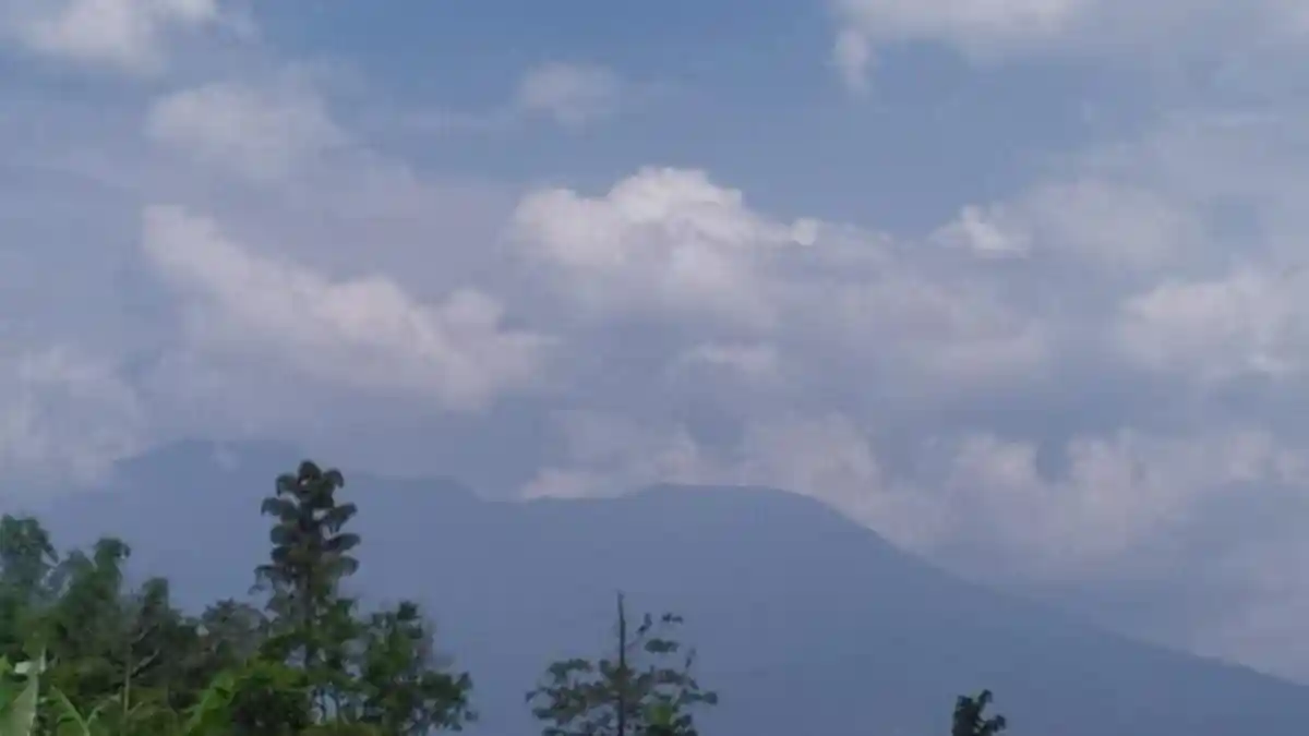 Sabtu Pagi, Gunung Marapi Kembali Erupsi Semburkan Abu dengan Ketinggian 800 Meter di Atas Puncak