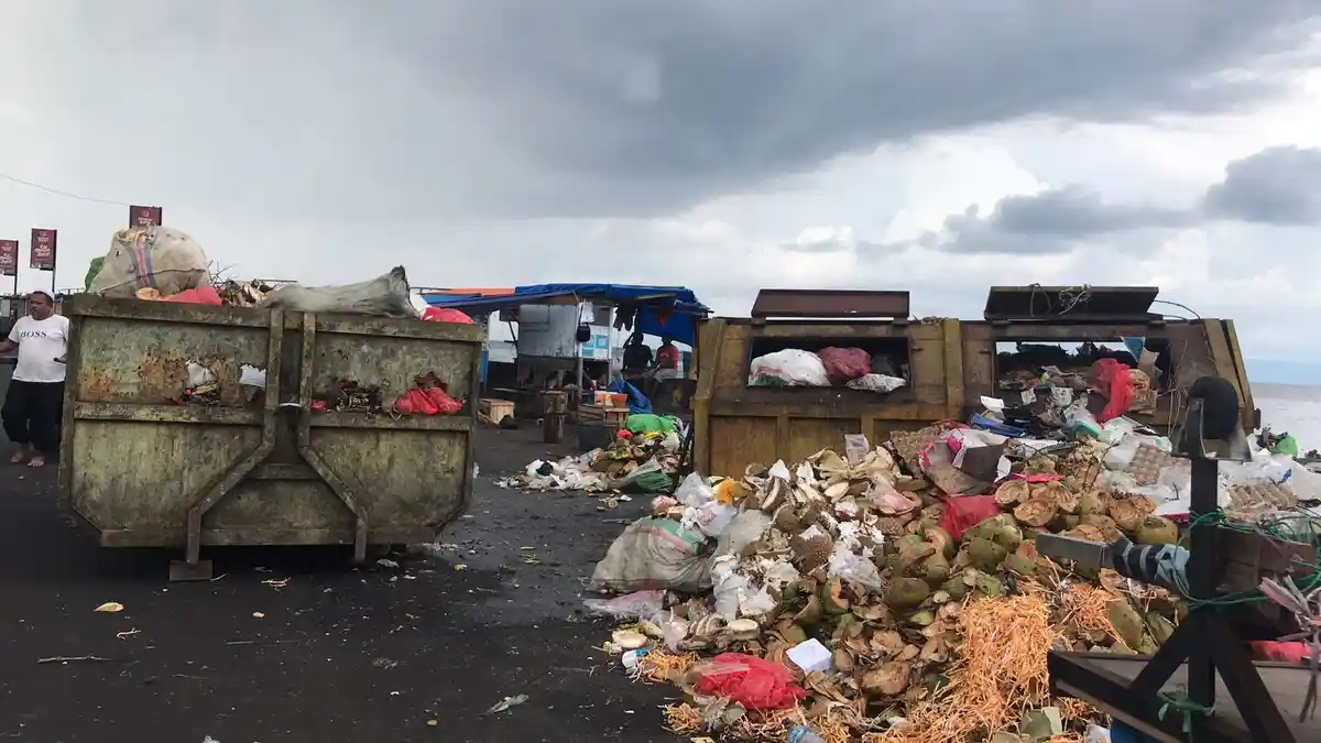 Keluarkan Aroma Tak Sedap, Sampah di Belakang Jatiland Mall Ternate Dikeluhkan