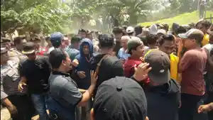 Ricuh-aksi-unjuk-rasa-warga-dua-kecamatan-di-Asahan-menuntut-PTPN.jpg