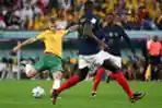 Aksi Gelandang Australia Riley McGree di Wilayah Pertahanan Perancis