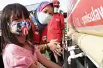 relawan-pmi-sulbar-bersama-anak-anak-penyintas-gempa-mencuci-tangan-di-lokasi-pengusian.jpg