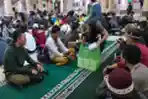 Takjil Gratis di Masjid Raya Bandung
