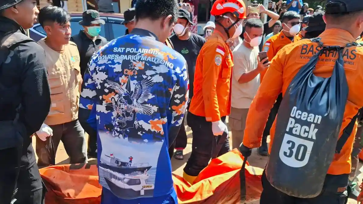 Tim SAR Serahkan Dua Jenazah Korban Longsor di Parimo kepada Keluarga di Posko Utama